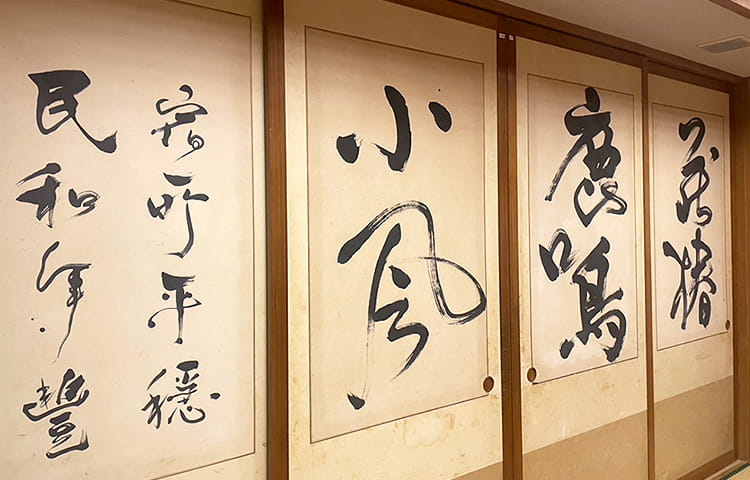 画像:フロントロビーの襖(別角度)の玉英作